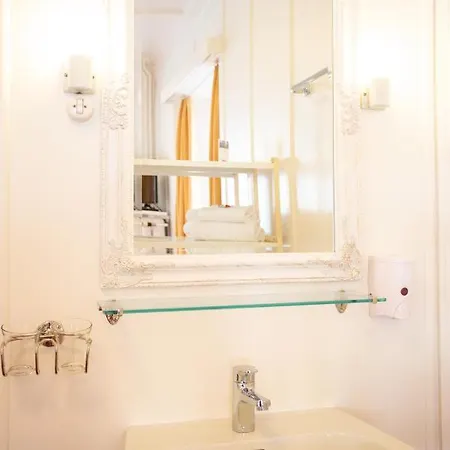 Hotel Zunfthaus Zur Rebleuten 2*