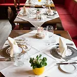 Zunfthaus Zur Rebleuten 2* Чур