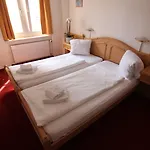 Zunfthaus Zur Rebleuten 2* Чур